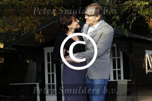 Ede 14 november 2011
Rob de Nijs en zijn zwangere vrouw Henriette bij hun thuis in de tuin.
Peter Smulders bv