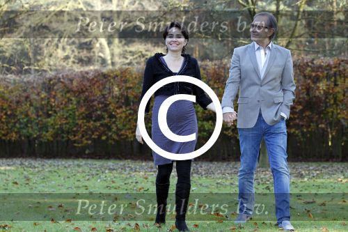 Ede 14 november 2011
Rob de Nijs en zijn zwangere vrouw Henriette bij hun thuis in de tuin.
Peter Smulders bv