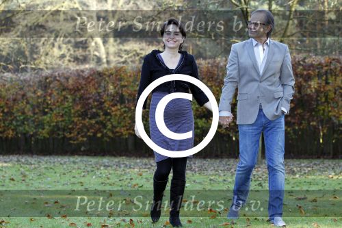 Ede 14 november 2011
Rob de Nijs en zijn zwangere vrouw Henriette bij hun thuis in de tuin.
Peter Smulders bv