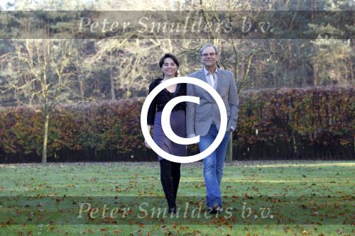 Ede 14 november 2011
Rob de Nijs en zijn zwangere vrouw Henriette bij hun thuis in de tuin.
Peter Smulders bv