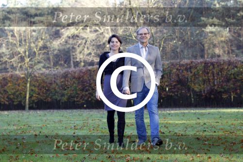 Ede 14 november 2011
Rob de Nijs en zijn zwangere vrouw Henriette bij hun thuis in de tuin.
Peter Smulders bv