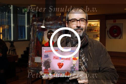 Amsterdam 14 november 2011
Presentatie Douwe Egberts sinterklaasboeken vak Yvon Jaspers Arjan Ederveen en Ronald Giphart gepresentaeerd door Renate Verbaan in de bibliotheek van Amsterdam.
Peter Smulders bv