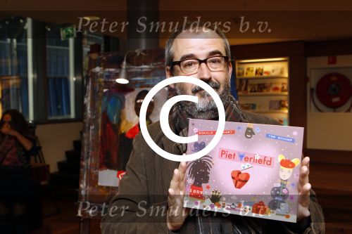 Amsterdam 14 november 2011
Presentatie Douwe Egberts sinterklaasboeken vak Yvon Jaspers Arjan Ederveen en Ronald Giphart gepresentaeerd door Renate Verbaan in de bibliotheek van Amsterdam.
Peter Smulders bv