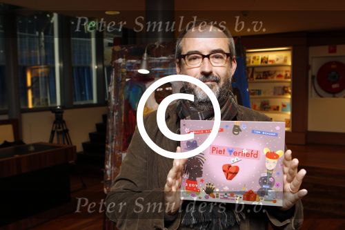 Amsterdam 14 november 2011
Presentatie Douwe Egberts sinterklaasboeken vak Yvon Jaspers Arjan Ederveen en Ronald Giphart gepresentaeerd door Renate Verbaan in de bibliotheek van Amsterdam.
Peter Smulders bv