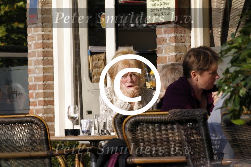 Hilversum 1 november 2011
Sonja Barend met een kennis op terras bij de jonge haan.
Peter Smulders bv