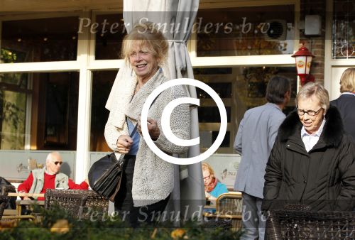 Hilversum 1 november 2011
Sonja Barend met een kennis op terras bij de jonge haan.
Peter Smulders bv