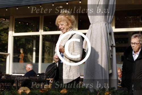 Hilversum 1 november 2011
Sonja Barend met een kennis op terras bij de jonge haan.
Peter Smulders bv