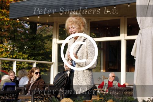 Hilversum 1 november 2011
Sonja Barend met een kennis op terras bij de jonge haan.
Peter Smulders bv