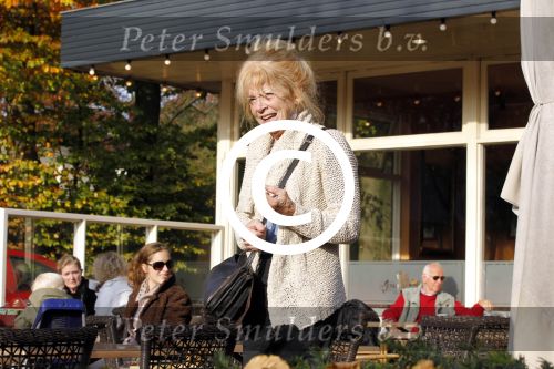 Hilversum 1 november 2011
Sonja Barend met een kennis op terras bij de jonge haan.
Peter Smulders bv