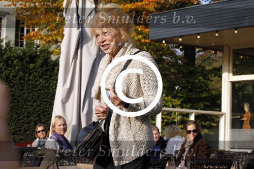 Hilversum 1 november 2011
Sonja Barend met een kennis op terras bij de jonge haan.
Peter Smulders bv