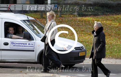 Hilversum 1 november 2011
Sonja Barend met een kennis op terras bij de jonge haan.
Peter Smulders bv