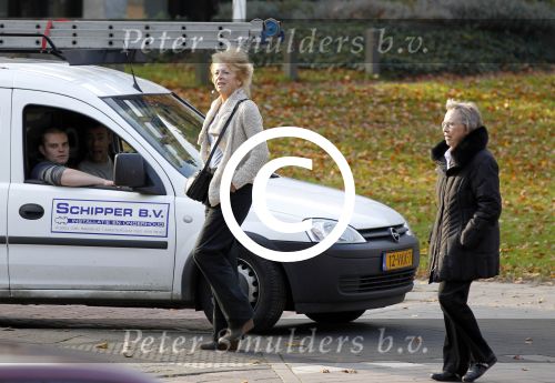 Hilversum 1 november 2011
Sonja Barend met een kennis op terras bij de jonge haan.
Peter Smulders bv