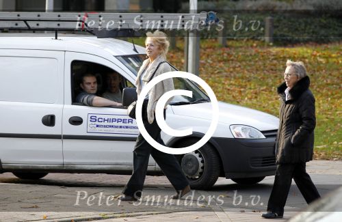 Hilversum 1 november 2011
Sonja Barend met een kennis op terras bij de jonge haan.
Peter Smulders bv
