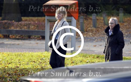 Hilversum 1 november 2011
Sonja Barend met een kennis op terras bij de jonge haan.
Peter Smulders bv