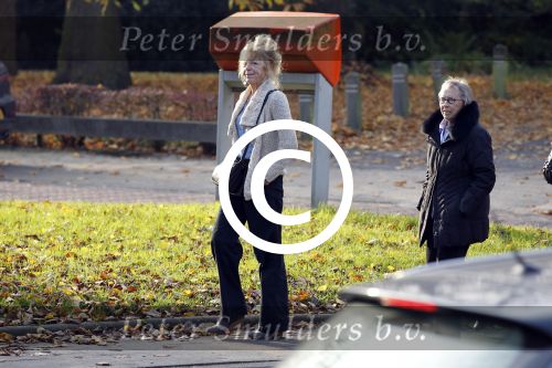 Hilversum 1 november 2011
Sonja Barend met een kennis op terras bij de jonge haan.
Peter Smulders bv