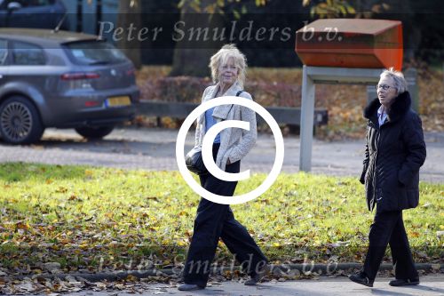 Hilversum 1 november 2011
Sonja Barend met een kennis op terras bij de jonge haan.
Peter Smulders bv