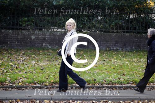 Hilversum 1 november 2011
Sonja Barend met een kennis op terras bij de jonge haan.
Peter Smulders bv