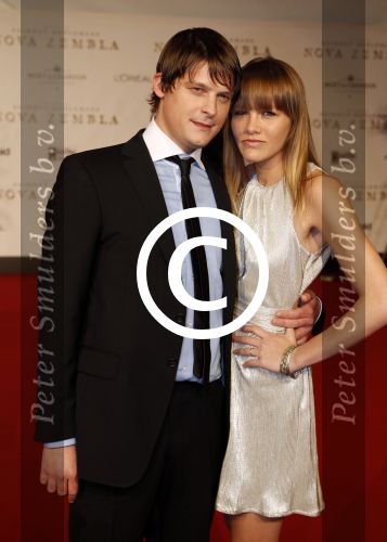 Amsterdam 21 november 2011
Premiere Nova Zembla in het RAI theater. De film is geregisseerd door Reinout Oerlemans en Robert de Hoog en Doutzen Kroes spelen de hoofdrollen.
Prinses Maxima en prins Wilem Alexander zijn de eregasten. Teun Kuilboer met vriendin
Peter Smulders bv
