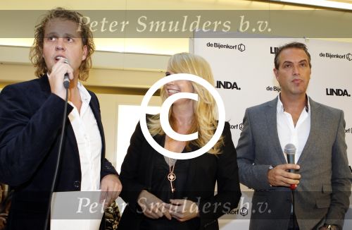Amsterdam 31 oktober 2011
Veldhuis en Kemper reiken  aan Linda de Mol het eerste exemplaar uit van haar boek met daarin al haar aditorials uit de LINDA. De presentatie was in de bijenkorf waar heel veel publiek of afgekomen was.
Peter Smulders bv