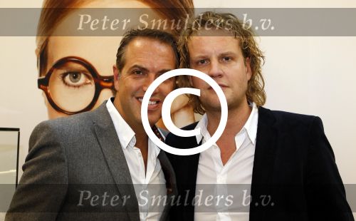 Amsterdam 31 oktober 2011
Veldhuis en Kemper reiken  aan Linda de Mol het eerste exemplaar uit van haar boek met daarin al haar aditorials uit de LINDA. De presentatie was in de bijenkorf waar heel veel publiek of afgekomen was.
Peter Smulders bv