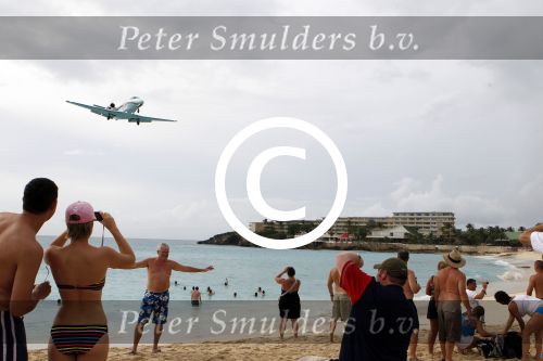 Sint maarten 9 november 2011
Laag overkomende vliegtuigen bij strand op sint maarten.
Peter Smulders bv