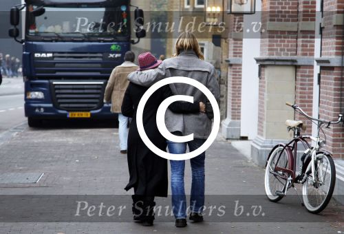 Amsterdam 20 november 2011
Wende Snijders met vriend op het leidse plein.
Peter Smulders bv