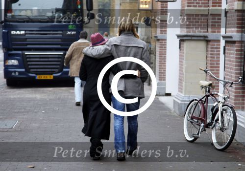 Amsterdam 20 november 2011
Wende Snijders met vriend op het leidse plein.
Peter Smulders bv