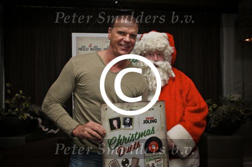BAARN - In Restaurant Vuur is de perspresentatie gehouden van de nieuwe kerst cd genaamd Christmas Duets.  Met op de foto Wino Omtzigt en de Kerstman. FOTO PETER SMULDERS BV