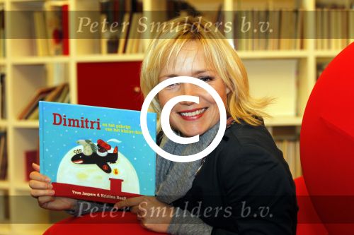Amsterdam 14 november 2011
Presentatie Douwe Egberts sinterklaasboeken vak Yvon Jaspers Arjan Ederveen en Ronald Giphart gepresentaeerd door Renate Verbaan in de bibliotheek van Amsterdam.
Peter Smulders bv