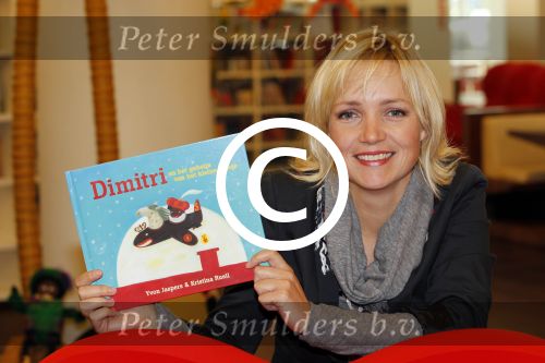 Amsterdam 14 november 2011
Presentatie Douwe Egberts sinterklaasboeken vak Yvon Jaspers Arjan Ederveen en Ronald Giphart gepresentaeerd door Renate Verbaan in de bibliotheek van Amsterdam.
Peter Smulders bv