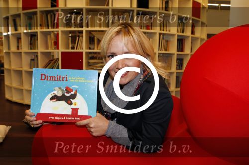 Amsterdam 14 november 2011
Presentatie Douwe Egberts sinterklaasboeken vak Yvon Jaspers Arjan Ederveen en Ronald Giphart gepresentaeerd door Renate Verbaan in de bibliotheek van Amsterdam.
Peter Smulders bv