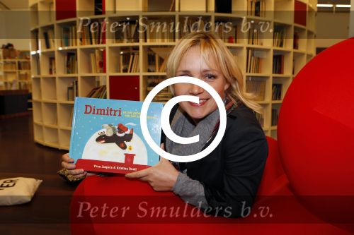 Amsterdam 14 november 2011
Presentatie Douwe Egberts sinterklaasboeken vak Yvon Jaspers Arjan Ederveen en Ronald Giphart gepresentaeerd door Renate Verbaan in de bibliotheek van Amsterdam.
Peter Smulders bv