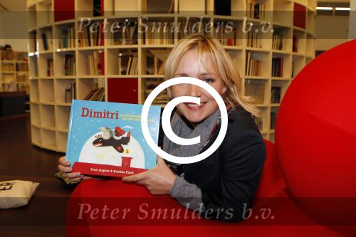 Amsterdam 14 november 2011
Presentatie Douwe Egberts sinterklaasboeken vak Yvon Jaspers Arjan Ederveen en Ronald Giphart gepresentaeerd door Renate Verbaan in de bibliotheek van Amsterdam.
Peter Smulders bv