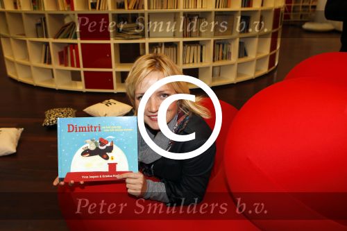 Amsterdam 14 november 2011
Presentatie Douwe Egberts sinterklaasboeken vak Yvon Jaspers Arjan Ederveen en Ronald Giphart gepresentaeerd door Renate Verbaan in de bibliotheek van Amsterdam.
Peter Smulders bv