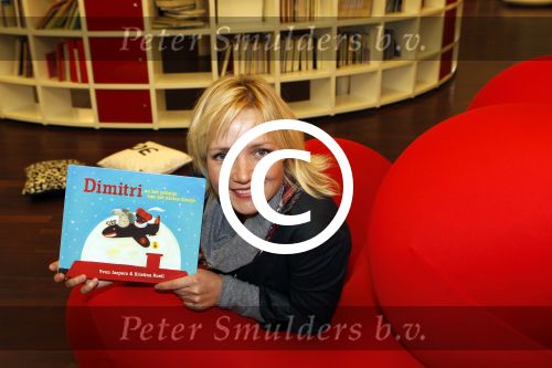 Amsterdam 14 november 2011
Presentatie Douwe Egberts sinterklaasboeken vak Yvon Jaspers Arjan Ederveen en Ronald Giphart gepresentaeerd door Renate Verbaan in de bibliotheek van Amsterdam.
Peter Smulders bv
