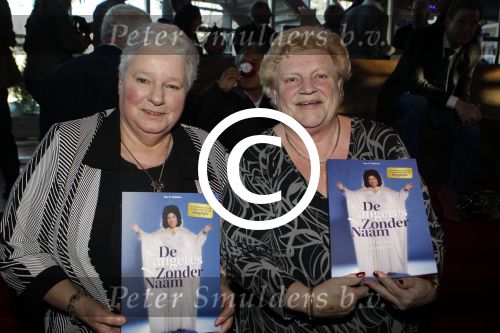 Hilversum 15 november 2011
Presentatie boek van de Zangeres zonder Naam geschreven door Ben Holthuis. fans Zangeres zonder naam
Peter Smulders bv
