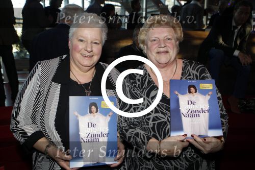 Hilversum 15 november 2011
Presentatie boek van de Zangeres zonder Naam geschreven door Ben Holthuis. fans Zangeres zonder naam
Peter Smulders bv