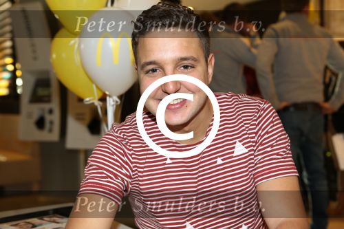 Amsterdam Zuid-Oost, 11 December 2012
Hamburgers bakken met Gerard Joling, Robert ten Brink, Ajouad El-Miloudi en
Bobbie ( Van Ernst en de rest) voor het goede doel, de Ronald McDonald Stichting
Foto Peter Smulders BV