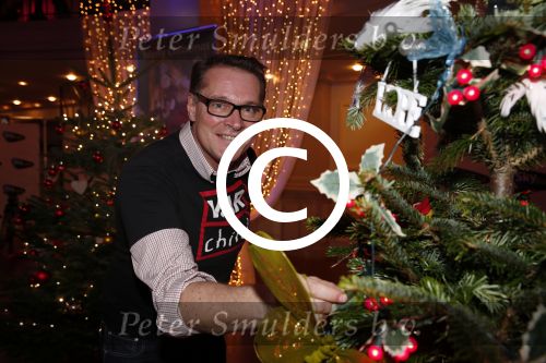 Hilversum 7 december 2012
Sky radio opbouwen Christmas tree (kerstboom) voor goede doelen. Albert Verlinde en Howard Komproe
Peter Smulders bv