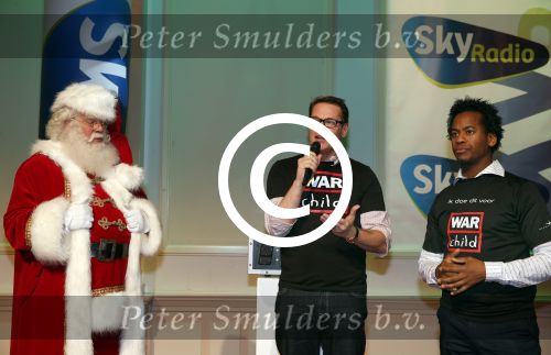 Hilversum 7 december 2012
Sky radio opbouwen Christmas tree (kerstboom) voor goede doelen. Albert Verlinde en Howard Komproe
Peter Smulders bv