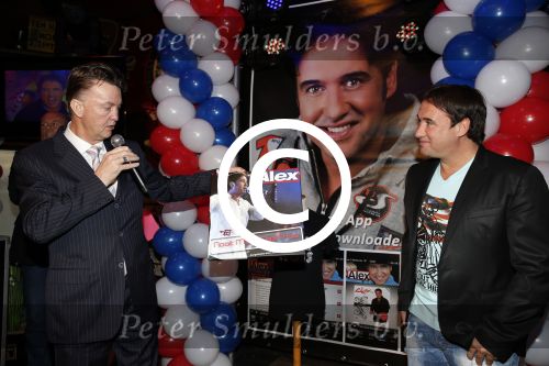 Noordwijk 23 november 2012
Presentatie cd Alex Wielders . Louis v gaal reikt de eerste cd uit.
Peter Smulders bv
