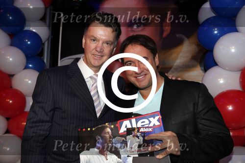 Noordwijk 23 november 2012
Presentatie cd Alex Wielders . Louis v gaal reikt de eerste cd uit.
Peter Smulders bv
