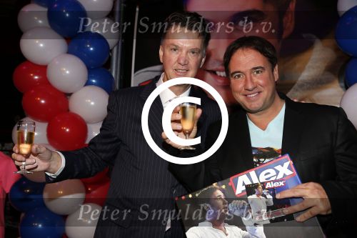 Noordwijk 23 november 2012
Presentatie cd Alex Wielders . Louis v gaal reikt de eerste cd uit.
Peter Smulders bv