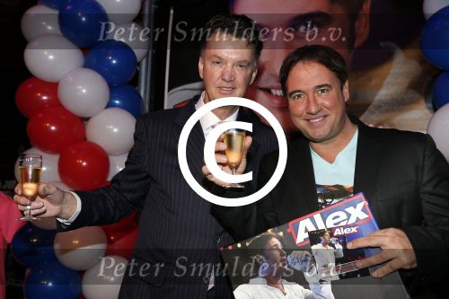 Noordwijk 23 november 2012
Presentatie cd Alex Wielders . Louis v gaal reikt de eerste cd uit.
Peter Smulders bv