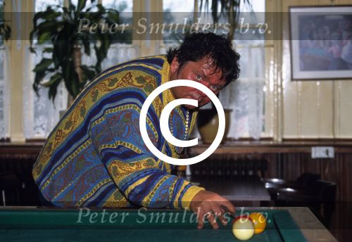 Vinkeveen, 13 Oktober 1997
Andre Hazes speelt biljart op de tafel bij de Plashoeve
Foto Peter Smulders BV