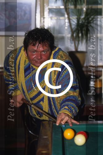 Vinkeveen, 13 Oktober 1997
Andre Hazes speelt biljart op de tafel bij de Plashoeve
Foto Peter Smulders BV