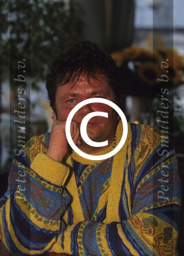 Vinkeveen, 13 Oktober 1997
Andre Hazes speelt biljart op de tafel bij de Plashoeve
Foto Peter Smulders BV