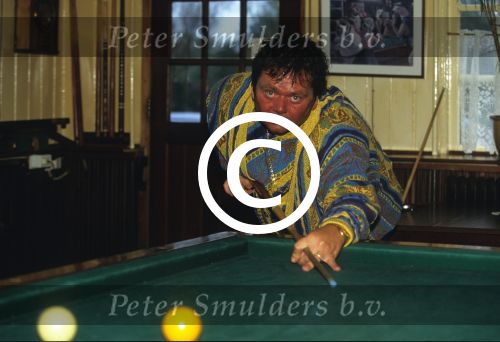 Vinkeveen, 13 Oktober 1997
Andre Hazes speelt biljart op de tafel bij de Plashoeve
Foto Peter Smulders BV