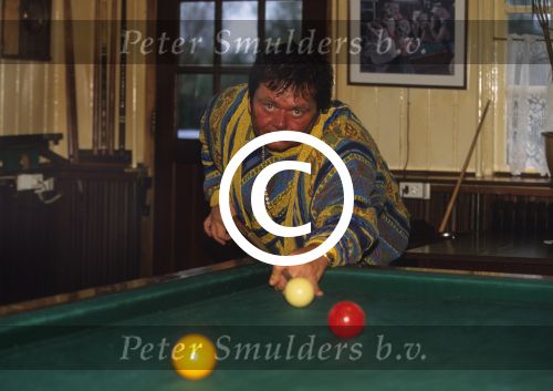 Vinkeveen, 13 Oktober 1997
Andre Hazes speelt biljart op de tafel bij de Plashoeve
Foto Peter Smulders BV