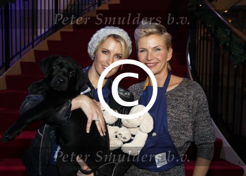 Hilversum 7 december 2012
Sky radio opbouwen Christmas tree (kerstboom) voor goede doelen. Anouk Smulders en Anita Witzier voor stichting hulphond
Peter Smulders bv